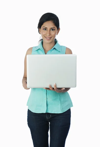 Dizüstü bilgisayar kullanan bir kadın — Stok fotoğraf