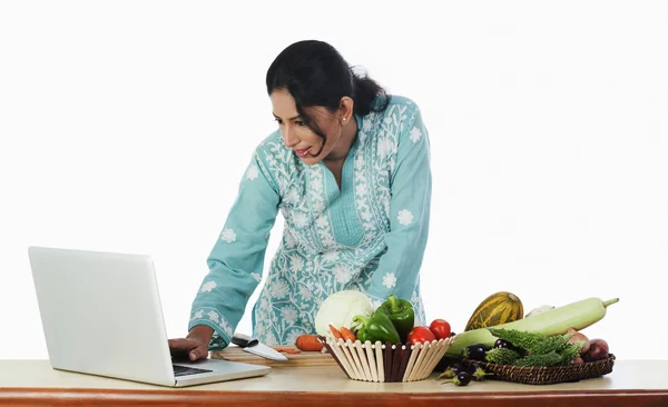 Woman cutting vegetables — Stock Photo, Image