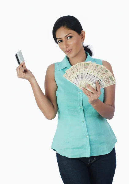 Mujer sosteniendo papel moneda india — Foto de Stock