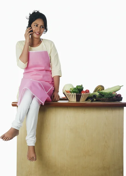 Kobieta siedzi w pobliżu warzyw — Zdjęcie stockowe