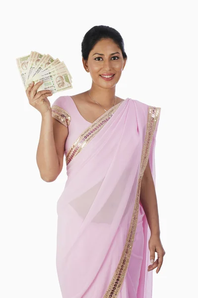 Mujer sosteniendo papel moneda india — Foto de Stock