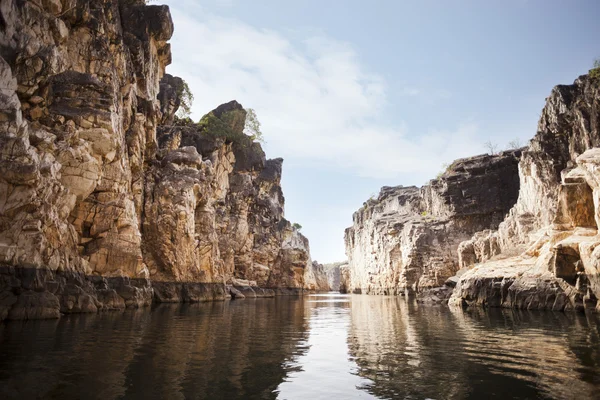 narmada Nehri yanında mermer taşlar