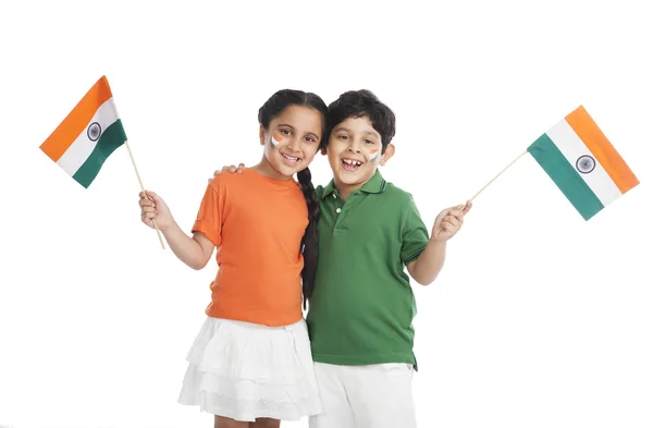 Hint bayrakları tutan çocuk