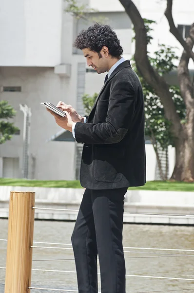 Empresario usando una tableta digital — Foto de Stock