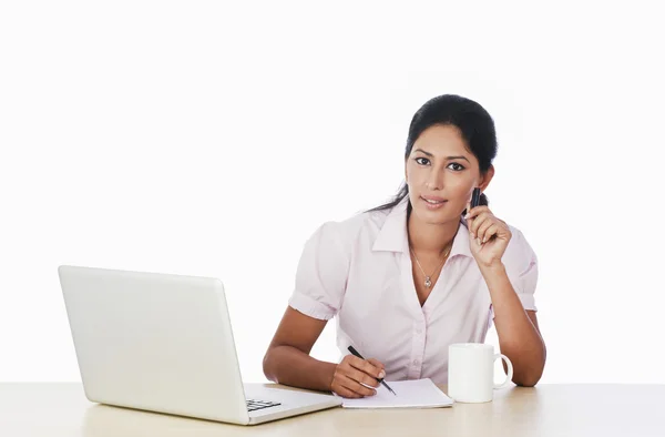 Frau benutzt Laptop — Stockfoto