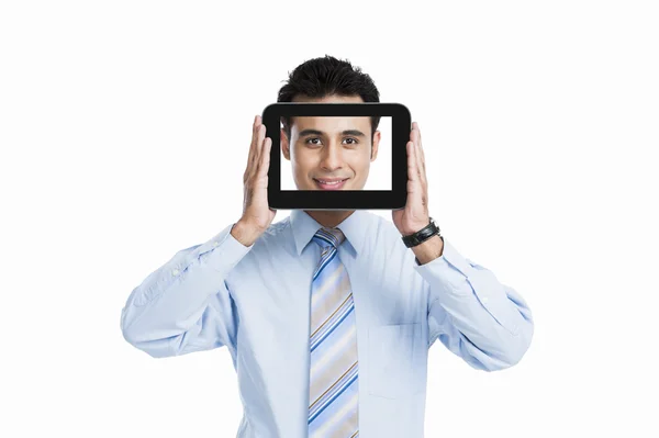 Podnikatel skryl obličej s digitálním tabletu — Stock fotografie