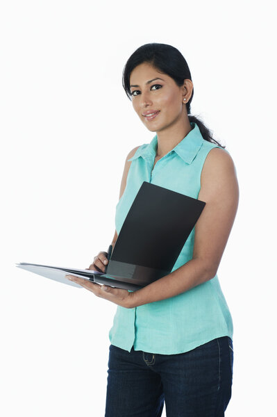 Женщина держит файл
