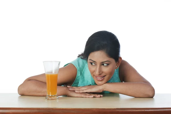 Mujer con un vaso de jugo —  Fotos de Stock