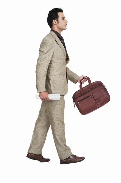 Empresário segurando um saco e jornal — Fotografia de Stock