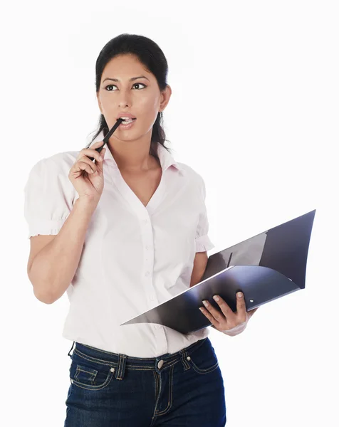 Mujer sosteniendo un archivo y pensando — Foto de Stock