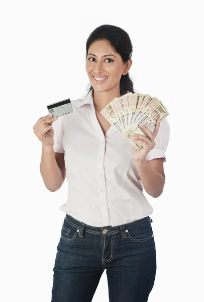 Mujer sosteniendo papel moneda india —  Fotos de Stock