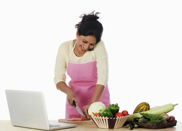 Vrouw die groenten snijdt — Stockfoto