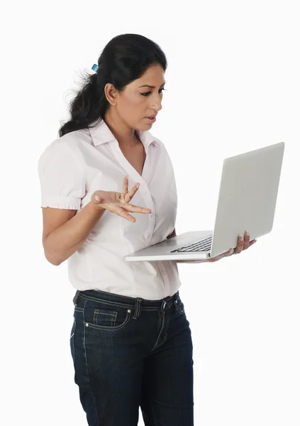 Frau benutzt Laptop und gestikuliert — Stockfoto