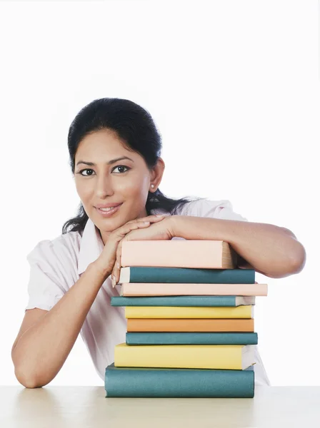 Mulher com uma pilha de livros — Fotografia de Stock