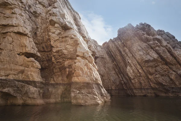 Rochers de marbre le long de la rivière Narmada — Photo