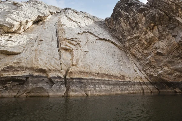 ナルマダ川沿いの大理石の岩 — ストック写真