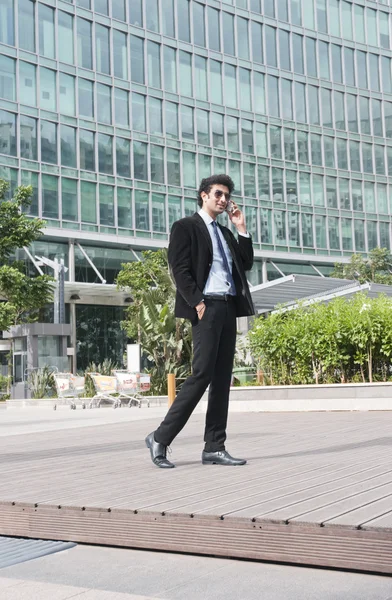 Businessman talking on a mobile phone — Stock Photo, Image