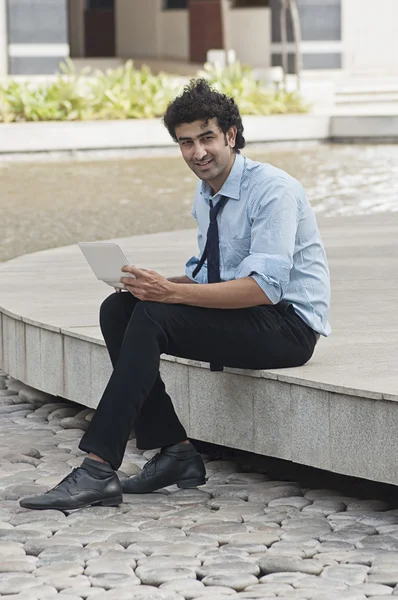 Businessman using a palmtop — Stock Photo, Image