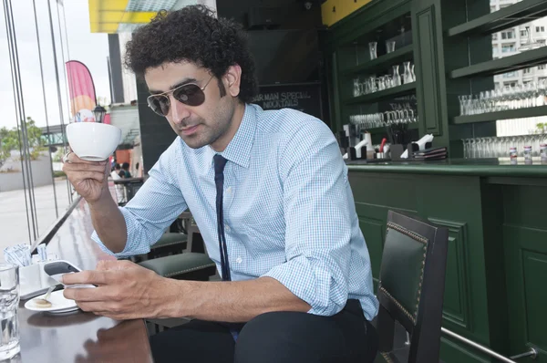 Homme d'affaires prenant une tasse de café dans un café — Photo