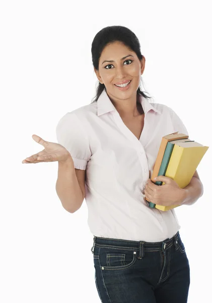 Mujer sosteniendo libros — Foto de Stock