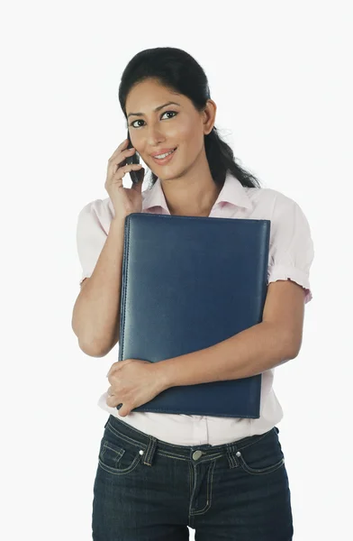 Mulher falando em um telefone celular — Fotografia de Stock