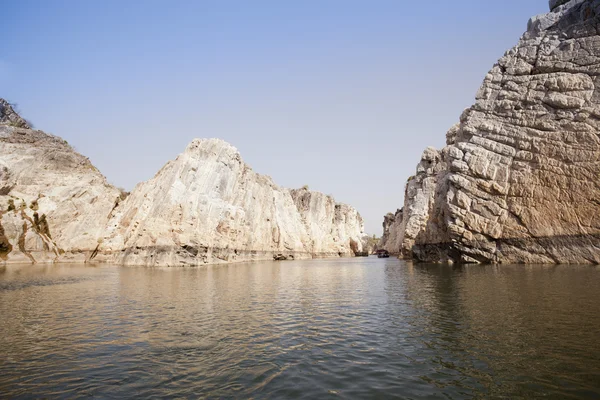 Marble rocks alongside Narmada River — Stock Photo, Image