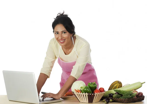 Woman cutting vegetables — Stock Photo, Image