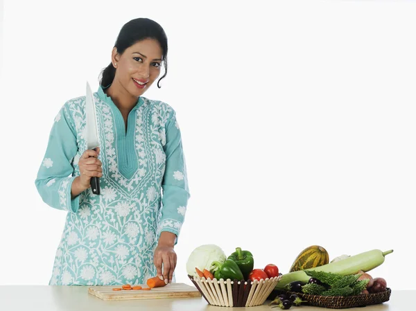 Woman cutting vegetables — Stock Photo, Image