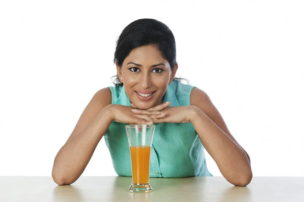 Femme avec un verre de jus — Photo