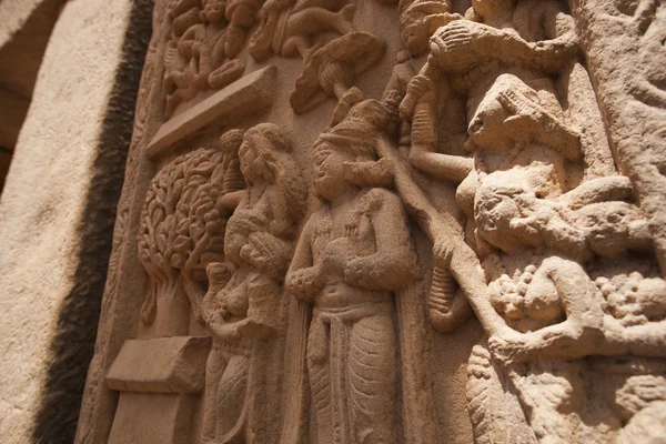 Carving detail op de oude stoepa op sanchi — Stockfoto