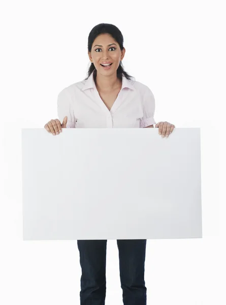 Γυναίκα που κρατά λευκή πινακίδα — Φωτογραφία Αρχείου