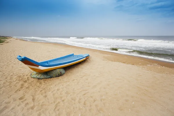 Sahilde bir balıkçı teknesi