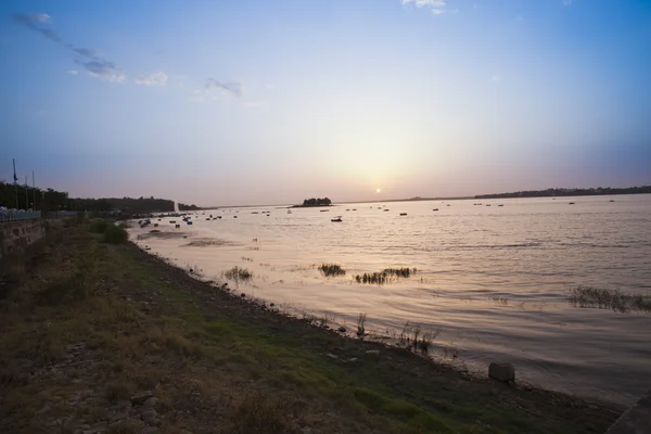 Jezero při západu slunce — Stock fotografie