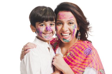 kadın oğluyla holi festival kutluyor
