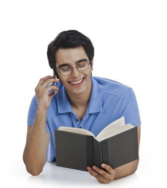 bir cep telefonda konuşan adam