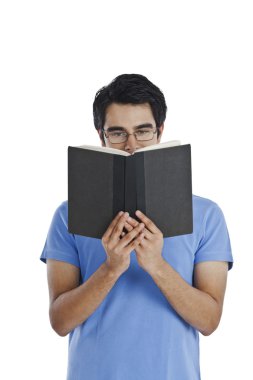 Adam kitap okuyor.