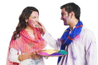 Çift kutluyor holi festival