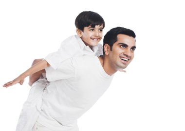 Çocuk babasının sırtında geziyor.