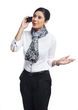 bir cep telefonu üzerinde konuşurken iş kadını