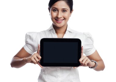 Dijital tablet gösteren iş kadını