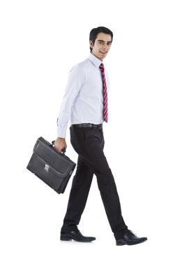 Çanta taşıyan bir iş adamı.