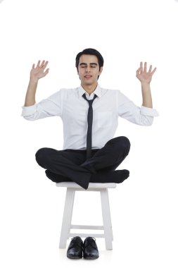 İşadamı meditasyon yapıyor