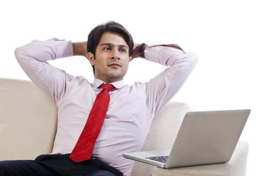 önünde bir dizüstü düşünme işadamı