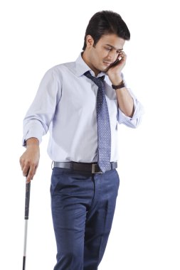 İş adamı cep telefonuyla konuşuyor.