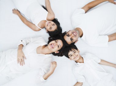 mutlu bir aile yatakta yatıyordu