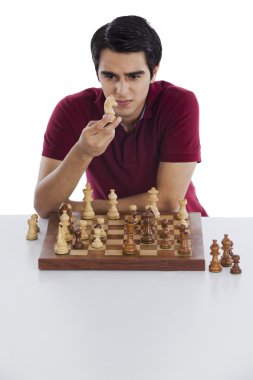 adam satranç oynamaktan