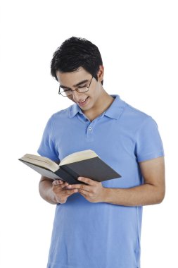 Adam kitap okuyor.