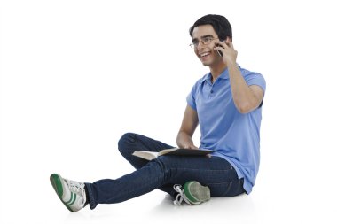 bir cep telefonda konuşan adam