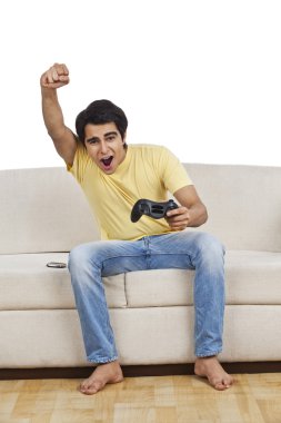 bir video oyunu oynayan adam