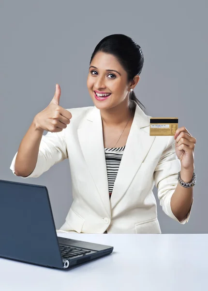 Businesswoman holding a credit card — Stock Photo, Image